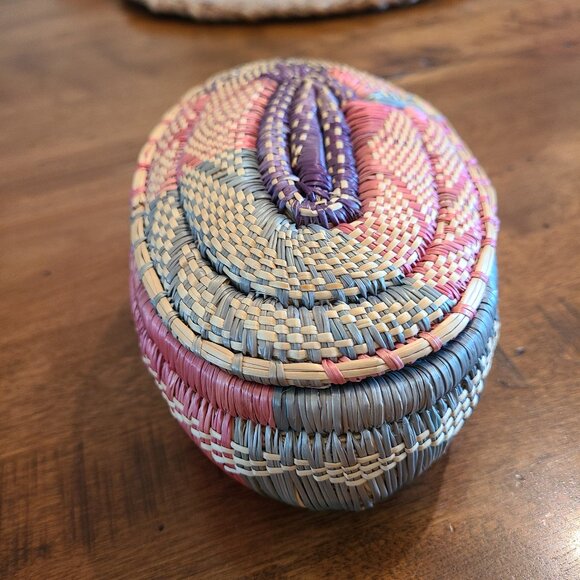 Colorful rattan storage basket - Picture 1 of 8